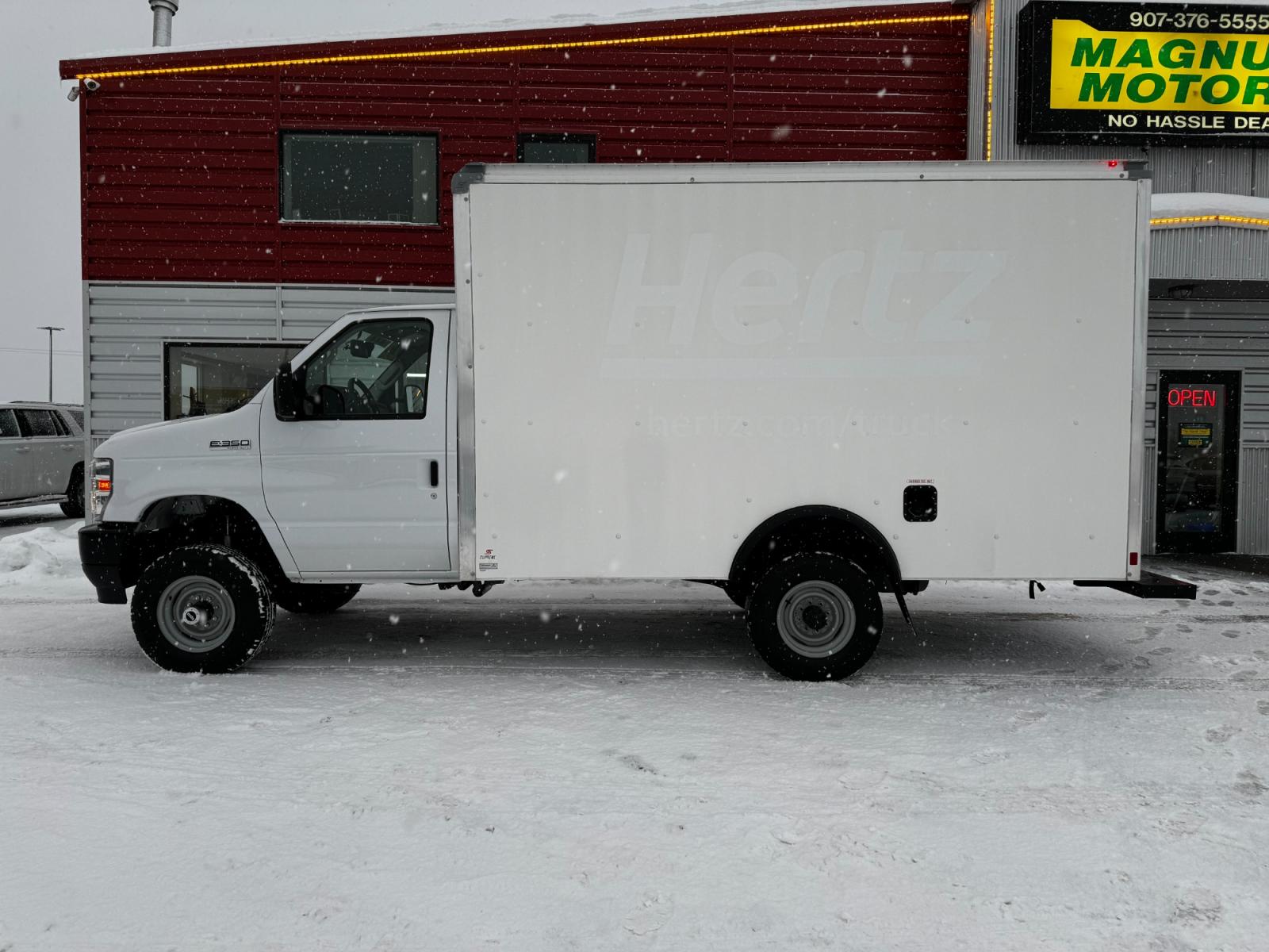 2022 WHITE /White FORD E-SERIES E-350 SD (1FDWE3FK7ND) with an 7.3L engine, Automatic transmission, located at 1960 Industrial Drive, Wasilla, 99654, (907) 274-2277, 61.573475, -149.400146 - Photo #1